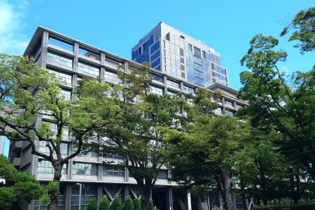 千葉県庁中庁舎と本庁舎の様子